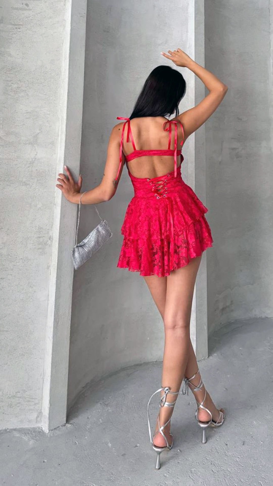 Kırmızı askılı elbise