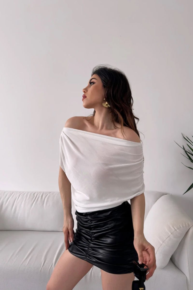 Kayık Yaka Büzgü Detaylı Bluz Beyaz